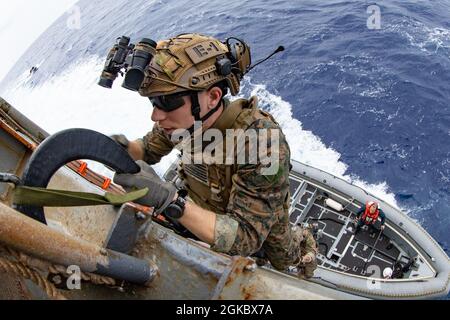 US-Marineinfanteristen mit der Maritime RAID Force, 31st Marine Expeditionary Unit (MEU), besteigen im Rahmen einer Übung der Sturmtruppen am 42. März 2021 das Anlegeschiff USS Germantown (LSD 7). Die 31. MEU ist an Bord von Schiffen der Amphibiengeschwader 11 im Einsatzgebiet der 7. Flotte tätig, um die Interoperabilität mit Verbündeten und Partnern zu verbessern und als einsatzbereite Einsatztruppe für Frieden und Stabilität in der Region Indo-Pazifik zu dienen. Stockfoto