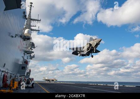 WESTLICHER ATLANTISCHER OZEAN (7. März 2021) F-35B Testpiloten US Marine Maj. Dylan Nichola, BF-19, und British Royal Navy LT. Cmdr. Barry Pilkington, BF-05, führt an Bord des italienischen Flugzeugträgers ITS Cavour (CVH 550) Tagestestflüge durch. Die Piloten des Lufttest- und Evaluierungs-Squadron (VX) 23 werden mit der F-35 Patuxent River Integrated Test Force (ITF) für Seeversuche auf dem italienischen Flaggschiff der Marine im Atlantischen Ozean an Bord gehen. Cavour befindet sich in der ersten Phase seiner „Ready for Operations“-Kampagne, um den Einsatz des Kampfflugzeugs der fünften Generation zu zertifizieren. Stockfoto