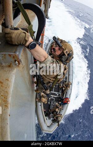 US-Marineinfanteristen mit der Maritime RAID Force, 31st Marine Expeditionary Unit (MEU), besteigen im Rahmen einer Übung der Sturmtruppen am 42. März 2021 das Anlegeschiff USS Germantown (LSD 7). Die 31. MEU ist an Bord von Schiffen der Amphibiengeschwader 11 im Einsatzgebiet der 7. Flotte tätig, um die Interoperabilität mit Verbündeten und Partnern zu verbessern und als einsatzbereite Einsatztruppe für Frieden und Stabilität in der Region Indo-Pazifik zu dienen. Stockfoto