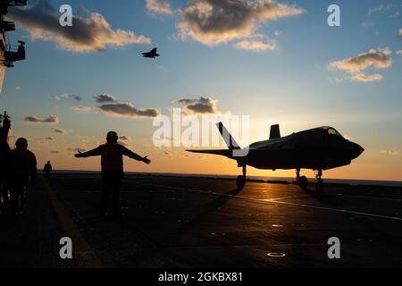 WESTLICHER ATLANTISCHER OZEAN (7. März 2021) F-35B Testpiloten US Marine Maj. Dylan Nichola, BF-19, und British Royal Navy LT. Cmdr. Barry Pilkington, BF-05, führt an Bord des italienischen Flugzeugträgers ITS Cavour (CVH 550) Tagestestflüge durch. Die Piloten des Lufttest- und Evaluierungs-Squadron (VX) 23 werden mit der F-35 Patuxent River Integrated Test Force (ITF) für Seeversuche auf dem italienischen Flaggschiff der Marine im Atlantischen Ozean an Bord gehen. Cavour befindet sich in der ersten Phase seiner „Ready for Operations“-Kampagne, um den Einsatz des Kampfflugzeugs der fünften Generation zu zertifizieren. Stockfoto