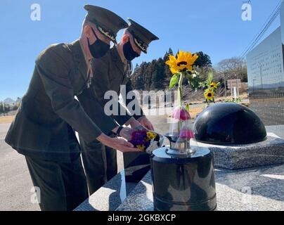 Am 7. März nahmen Marineinfanteristen der US-Botschaft Tokio und der 3D Marine Expeditionary Brigade an der 10-jährigen Feier des Erdbebens, Tsunamis und der Atomkatastrophe von 3-11 auf der Insel Oshima und an der anschließenden US-amerikanischen Aktion Tomodachi Teil. Die Bewohner der Insel enthüllten ein Denkmal mit der Aufschrift „Freundschaft für immer“, das die starke Beziehung zwischen ihnen und den Okinawa Marines würdigte. Zu den Teilnehmern gehörten Beamte der Stadt und Bürger, die die Katastrophe überlebten und mit der 31. Marine Expeditionary Unit zusammenarbeiteten, die umfassende humanitäre Hilfe und Katastrophenhilfe in durchgeführt hatte Stockfoto