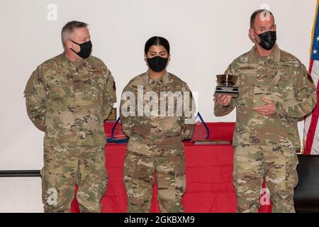 US Air Force Brig. General Ray Shepard, der stellvertretende Adjutant General- Air für West Virginia, links, und Kommandochef Master Sgt. David Stevens, Kommandochef der West Virginia Air National Guard, rechts, überreicht Airman 1. Klasse Pujaba Chudasama, während der Zeremonie des 167. Airman of the Year am 7. März 2021 die James Kemp McClaughlin Trophäe. Stockfoto