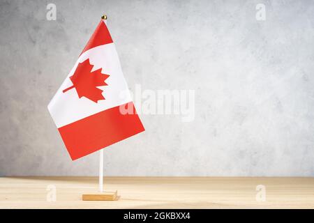 Kanada Tischflagge auf weißer strukturierter Wand. Platz für Text, Entwürfe oder Zeichnungen kopieren Stockfoto