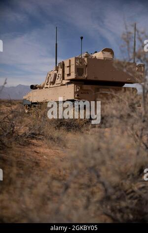 Soldaten der US-Armee, die dem 2. Bataillon, dem 3. Artillerieregiment, dem 1. Kampfteam der Panzerbrigade, der 1. Panzerdivision, zugewiesen sind, warten in ihrem M109 Paladin auf Befehl, während einer Feldtrainingsübung auf Bataillonebene im Dona Ana Range Complex, NM, 7. März 2021, zu feuern. Diese Übung dauerte fünf Tage. Stockfoto