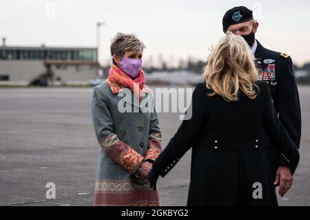 First Lady Dr. Jill Biden wird vom Generalleutnant der US-Armee Randy George, dem Kommandanten des I Corps, und seinem Ehemann, Patty George, in der Joint Base Lewis-McChord, Washington, am 8. März 2021 begrüßt. Biden besuchte mit Militärfamilien im Rahmen der laufenden Bemühungen, die Vereinten Kräfte neu zu beleben, eine Initiative zur Unterstützung von Dienstmitgliedern, Veteranen und ihren Familien durch Wellness, Bildung und Beschäftigungsmöglichkeiten. Stockfoto