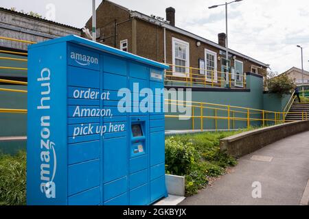 Amazon Online-Bestellabholstelle, Surrey, Großbritannien Stockfoto