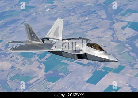 Ein Pilot des F-22 Raptor Demonstrationsteams fliegt hinter einem KC-135 Stratotanker von der 465. Lufttankschwadron, die der Tinker Air Force Base, Oklahoma, im März 8 zugewiesen wurde. 2021. Das F-22-Team von der Joint Base Langley-Eustis, Virginia, wird dem Air Combat Command zugewiesen und erhielt während ihres Rückfluges zu ihrer Heimatstation nach einer Flugshow Treibstoff von den Okies. Stockfoto