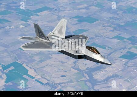 Ein Pilot des F-22 Raptor Demonstrationsteams fliegt hinter einem KC-135 Stratotanker von der 465. Lufttankschwadron, die der Tinker Air Force Base, Oklahoma, im März 8 zugewiesen wurde. 2021. Das F-22-Team von der Joint Base Langley-Eustis, Virginia, wird dem Air Combat Command zugewiesen und erhielt während ihres Rückfluges zu ihrer Heimatstation nach einer Flugshow Treibstoff von den Okies. Stockfoto