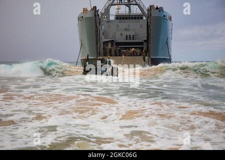 U.S. Marines mit 1. Bataillon, 12. Marines, fahren einen Lastenwagen von einem Logistikunterstützungsschiff der US-Armee an Land, das an das 8. Spezialtruppen-Bataillon, 8. Theater Sustainment Command, während der Übung Spartan Fury 21.1, 8. März 2021, Major’s Bay, Pacific Missile Range Facility, Kauai, Hawaii, angeschlossen ist. Übung Spartan Fury demonstriert die Fähigkeit von 1/12, verteilte Operationen innerhalb der Sensoren und Waffeneingriffszone eines Gegners durchzuführen, wichtiges maritimes Terrain zu erreichen und zu verteidigen und zur Unterstützung von Flottenoperationen die Verweigerung auf See durchzuführen. Stockfoto