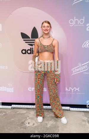 Berlin, Deutschland. September 2021. Trixi Giese kommt zur Adidas-Show im Kraftwerk. Die About You, die Re-Fashion Week, ist seit 2021 Teil der Berlin Fashion Week. About You Fashion Week läuft vom 11. Bis 15. September 2021. Quelle: Gerald Matzka/dpa/Alamy Live News Stockfoto