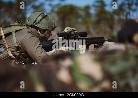 Ein niederländischer Marine mit 32. Raiding Squadron, passt seinen Umfang auf Range G-12, Camp Lejeune, N.C., 8. März 2021 an. Marines mit 2d Reconnaissance Bataillon, 2d Marine Division und Dutch Marines mit 32. Raiding Squadron nutzten das Angebot für Scharfschützentraining während der Übung Caribbean Urban Warrior, einer bilateralen Trainingsentwicklung, die die Interoperabilität zwischen den beiden Ländern in verschiedenen Umgebungen erhöhte. Stockfoto