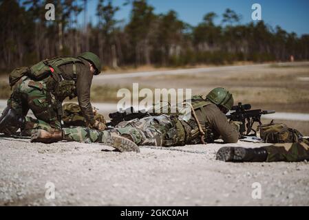 Holländische Marines mit 32. Raiding Squadron, Feuer auf verschiedene Ziele im Bereich G-12, Camp Lejeune, N.C., 8. März 2021. Marines mit 2d Reconnaissance Bataillon, 2d Marine Division und Royal Dutch Marines mit 32. Raiding Squadron nutzten das Sortiment für Scharfschützentraining während der Übung Caribbean Urban Warrior, eine bilaterale Trainingsentwicklung, die die Interoperabilität zwischen den beiden Ländern in verschiedenen Umgebungen erhöht. Stockfoto