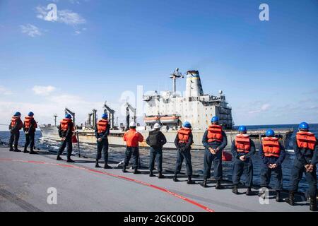 210308-N-BM428-0031 ATLANTISCHER OZEAN (8. März 2021) Matrosen bemechten die Schienen des Arleigh Burke-Klasse Lenkflugkörper-Zerstörers USS Porter (DDG 78), während sie sich dem laufenden Nachschuböler USNS Laramie (T-AO 203) der Henry J. Kaiser-Klasse nähern, um auf See im Atlantik zu tanken, 8. März 2021. Porter, der nach Rota, Spanien, entsandt wurde, ist auf seiner neunten Patrouille im Einsatzgebiet der Sechsten US-Flotte zur Unterstützung der nationalen Interessen und der Sicherheit der USA in Europa und Afrika. Stockfoto