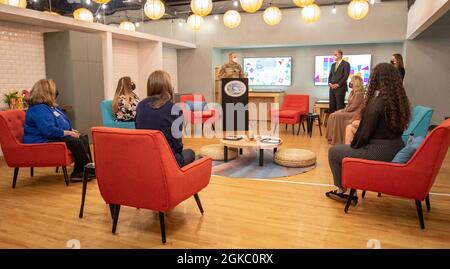 LT. General Randy George, Kommandant des I Corps, spricht während des Besuchs von First Lady Dr. Jill Biden im Kindermuseum der Joint Base Lewis-McChord, Washington, am 9. März 2021, eine Gruppe von militärischen Ehepartnern. Der Besuch von Biden bei der JBLM gab ihr die Gelegenheit, mit Militärfamilien über ihre Bedürfnisse in ihren Bemühungen zu sprechen, die Initiative der Vereinten Kräfte neu zu beleben, um zur Verbesserung der Beschäftigung, Bildung und des Wohlbefindens für Dienstmitglieder und ihre Familien beizutragen. Stockfoto