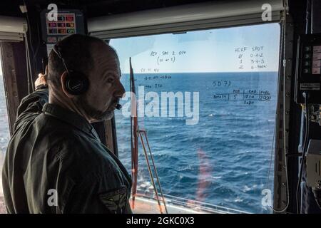 WESTLICHER ATLANTISCHER OZEAN (10. März 2021) Italienische Marine Cmdr. Mario Massacci, „Air Boss“ des italienischen Flugzeugträgers ITS Cavour (CVH 550), blickt von Flight Control, oder FLYCO, 10. März 2021, über das Flugdeck. Massacci arbeitet während der Probefahrten mit dem F-35B eng mit den Mitarbeitern der integrierten F-35 Patuxent River Test Force zusammen. Das Flaggschiff der italienischen Marine tritt in die zweite Woche der ersten Phase seiner „Ready for Operations“-Kampagne ein. Stockfoto