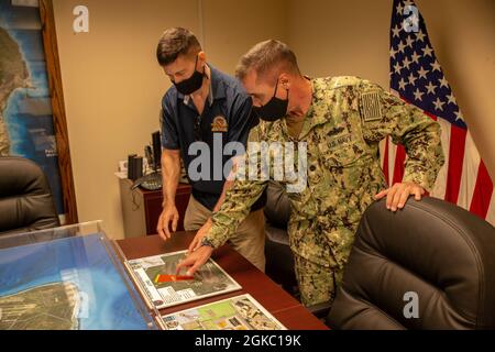 Bef. Brian Foster, der für den Bau verantwortliche Geschäftsführer von Right, unterstellt Mark Hashimoto, den Executive Director der Marine Forces Pacific, während eines Besuchs im Camp Blaz der Marine Corps Base (MCB), 8. März 2021. Der Besuch des MCB Camp Blaz beinhaltete Treffen mit Führungskräften und wichtigen Mitarbeitern sowie eine Tour durch die Einrichtungen und Baustellen des MCB Camp Blaz. Stockfoto