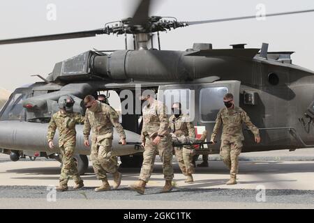 Ingenieure der Task Force Iron Castle HHC 16th Engineer Brigade, Aviatoren der 28th Expeditionary Combat Aviation Brigade (ECAB) und Soldaten der Kuwait Land Forces arbeiteten für eine gemeinsame medizinische Evakuierung (MEDEVAC) Trainingsübung zusammen. Soldaten lernten, wie man einen Patienten richtig an einem Abfall sichert und wie man eine Kausalität in einen Blackhawk-Hubschrauber lädt und entladen kann. Durch Schulungen mit unseren kuwaitischen Landstreitungspartnern wird die Interoperabilität unserer Streitkräfte verbessert und die Beziehungen aufgebaut, die für zukünftige Operationen erforderlich sind. Stockfoto