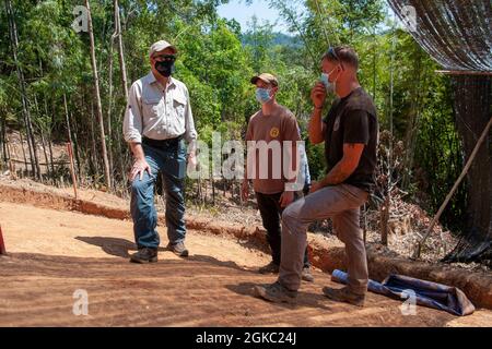 Botschafter W. Patrick Murphy, links, US-Botschafter in Kambodscha, führt mit dem Teamleiter der US-Armee, Kapitän Spencer Roberts, Mitte, und dem Teamgeanten Sgt, durch eine Aufwachstelle. First Class Jeffery Martin, zusammen mit der Defense POW/MIA Accounting Agency (DPAA), während einer Wiederauffüllungsmission in der Provinz Ratanakiri, Kambodscha, am 9. März 2021. Die Mission der DPAA ist es, die bestmögliche Rechenschaft über vermisste und nicht bilanzierte US-Mitarbeiter für ihre Familien und unser Land zu erlangen. Stockfoto