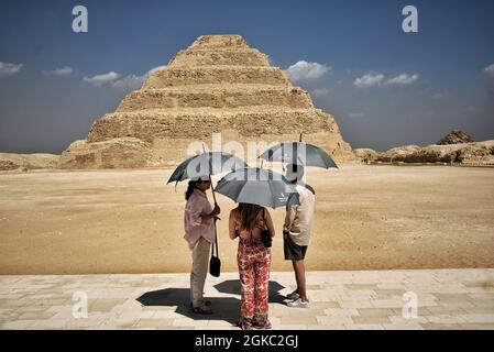 Gizeh, Ägypten. September 2021. Touristen besuchen die Stufenpyramide von Djoser in der Nekropole von Saqqara. Kredit: Sayed Hassan/dpa/Alamy Live Nachrichten Stockfoto