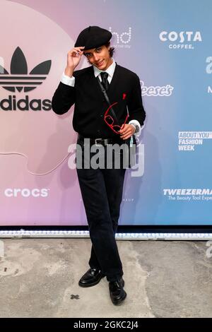 Berlin, Deutschland. September 2021. NIC Kaufmann kommt zur Adidas-Show im Kraftwerk. Die About You, die Re-Fashion Week, ist seit 2021 Teil der Berlin Fashion Week. About You Fashion Week läuft vom 11. Bis 15. September 2021. Quelle: Gerald Matzka/dpa/Alamy Live News Stockfoto
