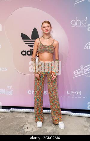 Berlin, Deutschland. September 2021. Trixi Giese kommt zur Adidas-Show im Kraftwerk. Die About You, die Re-Fashion Week, ist seit 2021 Teil der Berlin Fashion Week. About You Fashion Week läuft vom 11. Bis 15. September 2021. Quelle: Gerald Matzka/dpa/Alamy Live News Stockfoto