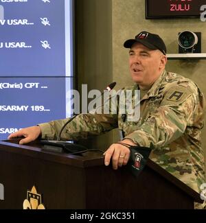 Kaplan Des Kommandos Der Ersten Armee, Kaplan (Oberst) Scott Brown spricht während des jährlichen Symposiums des Ersten Armeekommandos im Pershing-Konferenzraum des Hauptquartiers der Ersten Armee auf dem Rock Island Arsenal, Illinois, an den Teilnehmern. Die dreitägige Veranstaltung konzentrierte sich auf die Ausbildung des Seelsorgs und die Stärkung der Partnerschaften zwischen den Ersten Armeekaplänen und ihren Gegenstücken der Reservekomponente. Stockfoto