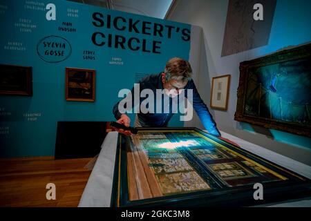 David Crombie, Senior Paintings Conservator am National Museums Liverpool, blickt während eines Fotoaufrufs zur Ausstellung „Sickert: A Life in Art“ in der Walker Art Gallery, Liverpool, über Ostern auf ein Gemälde, eine große Retrospektive des Künstlers Walter Richard Sickert. Bilddatum: Dienstag, 14. September 2021. Stockfoto