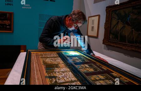 David Crombie, Senior Paintings Conservator am National Museums Liverpool, blickt während eines Fotoaufrufs zur Ausstellung „Sickert: A Life in Art“ in der Walker Art Gallery, Liverpool, über Ostern auf ein Gemälde, eine große Retrospektive des Künstlers Walter Richard Sickert. Bilddatum: Dienstag, 14. September 2021. Stockfoto