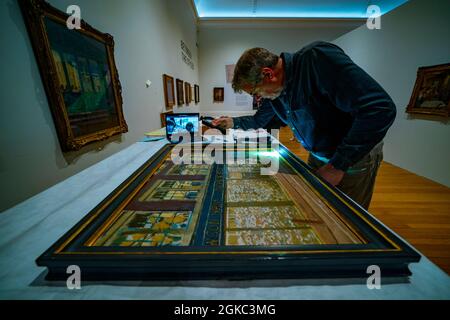 David Crombie, Senior Paintings Conservator am National Museums Liverpool, blickt während eines Fotoaufrufs zur Ausstellung „Sickert: A Life in Art“ in der Walker Art Gallery, Liverpool, über Ostern auf ein Gemälde, eine große Retrospektive des Künstlers Walter Richard Sickert. Bilddatum: Dienstag, 14. September 2021. Stockfoto