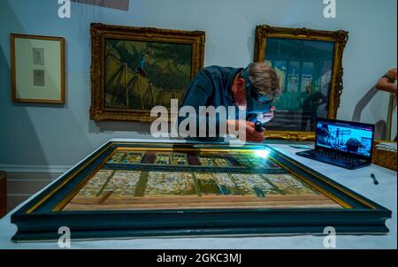 David Crombie, Senior Paintings Conservator am National Museums Liverpool, blickt während eines Fotoaufrufs zur Ausstellung „Sickert: A Life in Art“ in der Walker Art Gallery, Liverpool, über Ostern auf ein Gemälde, eine große Retrospektive des Künstlers Walter Richard Sickert. Bilddatum: Dienstag, 14. September 2021. Stockfoto