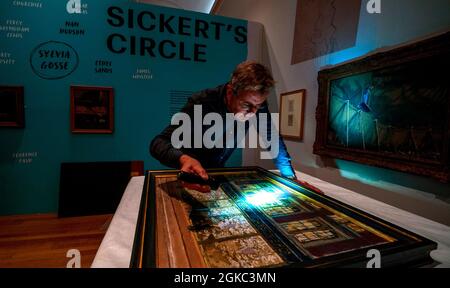 David Crombie, Senior Paintings Conservator am National Museums Liverpool, blickt während eines Fotoaufrufs zur Ausstellung „Sickert: A Life in Art“ in der Walker Art Gallery, Liverpool, über Ostern auf ein Gemälde, eine große Retrospektive des Künstlers Walter Richard Sickert. Bilddatum: Dienstag, 14. September 2021. Stockfoto