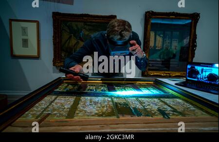 David Crombie, Senior Paintings Conservator am National Museums Liverpool, blickt während eines Fotoaufrufs zur Ausstellung „Sickert: A Life in Art“ in der Walker Art Gallery, Liverpool, über Ostern auf ein Gemälde, eine große Retrospektive des Künstlers Walter Richard Sickert. Bilddatum: Dienstag, 14. September 2021. Stockfoto