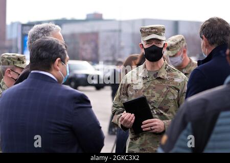 US Air Force Maj. Gen. Rich Neely, der Adjutant General von Illinois und Kommandant der Illinois National Guard, spricht vor einer Pressekonferenz in der United Center Arena, Chicago, Illinois, am 9. März 2021 mit Mitgliedern der Illinois-Regierung. Neely nahm an der Pressekonferenz Teil, um bei der Bekanntgabe der Inbetriebnahme eines aktiven Standorts zu helfen, der den Einwohnern des Cook County den Impfstoff COVID-19 verabreicht. Stockfoto