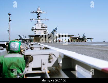 Eine F/A-18F Super Hornet, die an die „Flying Eagles“ des Strike Fighter Squadron (VFA) 122 angeschlossen ist, startet vom Flugdeck der USS Gerald R. Ford (CVN 78) am 9. März 2021. Ford führt derzeit im Atlantischen Ozean Beförderungen durch. Stockfoto