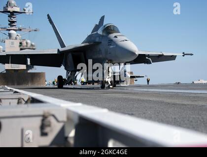 Eine F/A-18E Super Hornet, die an die „Flying Eagles“ des Strike Fighter Squadron (VFA) 122 angeschlossen ist, startet vom Flugdeck der USS Gerald R. Ford (CVN 78) am 9. März 2021. Ford führt derzeit im Atlantischen Ozean Beförderungen durch. Stockfoto
