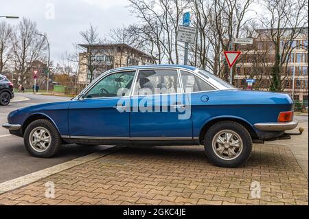 NSU RO80 Limousine der oberen Mittelklasse mit Drehmotor von der Rückseite im Landscape-Format Stockfoto