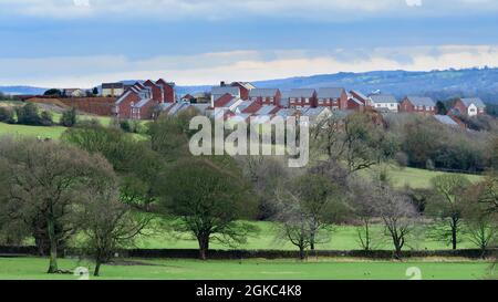 Neue Wohnanlage in landschaftlich reizvollen grünen ländlichen Grundstück auf einem hohen Hügel (neu gebaute erschwingliche Sozialhäuser, Felder) - Otley, Leeds, West Yorkshire, Großbritannien. Stockfoto