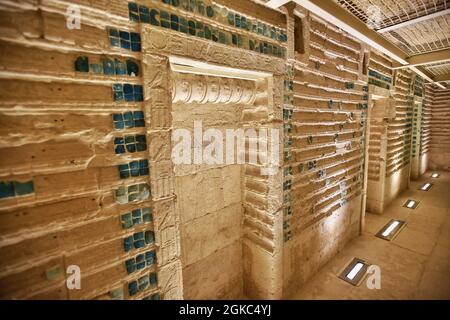 Gizeh, Ägypten. September 2021. Ein Blick in den restaurierten südlichen Friedhof von König Djoser, während einer Medienführung im Bereich der Stufenpyramide Djoser in der Nekropole von Saqqara. Kredit: Sayed Hassan/dpa/Alamy Live Nachrichten Stockfoto