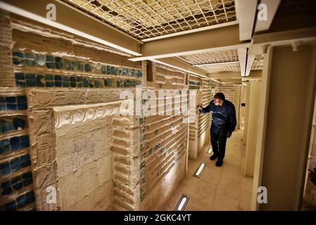 Gizeh, Ägypten. September 2021. Ein Journalist spaziert während einer Medienführung durch den restaurierten Südfriedhof von König Djoser im Bereich der Stufenpyramide Djoser in der Nekropole Saqqara. Kredit: Sayed Hassan/dpa/Alamy Live Nachrichten Stockfoto