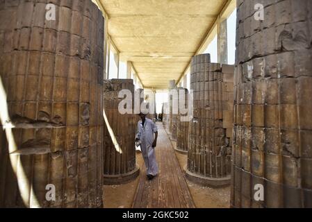 Gizeh, Ägypten. September 2021. Blick auf den überdachten Säulengang, der in den Komplex des südlichen Friedhofs von König Djoser und die Stufenpyramide in der Nekropole von Saqqara führt. Kredit: Sayed Hassan/dpa/Alamy Live Nachrichten Stockfoto