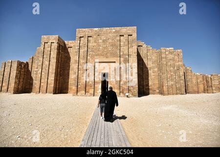 Gizeh, Ägypten. September 2021. Besucher wandern zum restaurierten Südfriedhof von König Djoser, während einer Medienführung im Bereich der Stufenpyramide Djoser in der Nekropole von Saqqara. Kredit: Sayed Hassan/dpa/Alamy Live Nachrichten Stockfoto