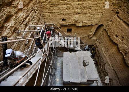 Gizeh, Ägypten. September 2021. Journalisten spazieren durch den restaurierten Südfriedhof von König Djoser, während einer Medienführung im Bereich der Stufenpyramide Djoser in der Nekropole von Saqqara. Kredit: Sayed Hassan/dpa/Alamy Live Nachrichten Stockfoto