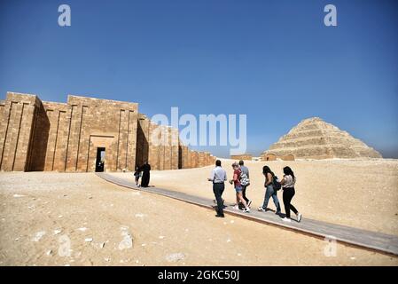 Gizeh, Ägypten. September 2021. Touristen besuchen die Stufenpyramide von Djoser in der Nekropole von Saqqara. Kredit: Sayed Hassan/dpa/Alamy Live Nachrichten Stockfoto