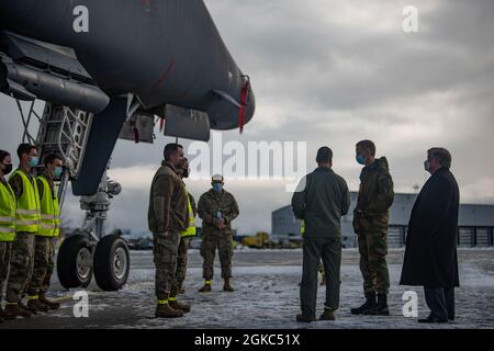 Die dem 9. Expeditionary Bomb Squadron zugewiesenen Flieger begrüßen den norwegischen Verteidigungschef General Eirik Kristoffersen und Richard Riley, Chargé d’Affaires, ad interim, für die amerikanische Botschaft in Oslo, auf der Fluglinie der Ørland Air Force Station, Norwegen, 9. März 2021. Kristoffersen und Riley reisten nach Ørland AFS, wo sie Airmen und norwegische Dienstmitglieder trafen, die an Bomber Task Force Europe-Missionen teilnahmen. Stockfoto