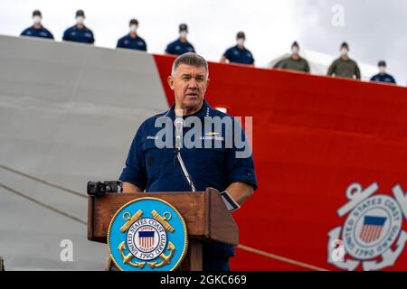 Adm. Karl Schultz, der Kommandant der Küstenwache, spricht während einer Drogenentladung durch den Küstenwachskutter Bertholf (WMSL-750) in San Diego am 20. März 2021 an die Zuhörer. Die Drogen im Wert von schätzungsweise 126,7 Millionen wurden zwischen Januar und Februar in den internationalen Gewässern des Ostpazifischen Ozeans beschlagnahmt, was 10 mutmaßliche Drogenschmuggel-Schiffe vor den Küsten Mexikos, Mittel- und Südamerikas durch die folgenden Küstenwache- und Marineschiffe repräsentiert. Stockfoto