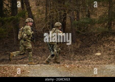 US-Soldaten, die während einer Live-Feuerübung im Trainingsgebiet Grafenwoehr, Deutschland, der Adlertruppe, der 2. Staffel und dem 2. Kavallerieregiment zugewiesen wurden, die an das Ziel gebunden waren, 10. März 2021. Stockfoto