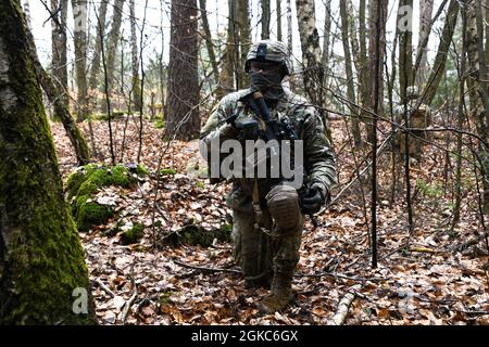 US-Soldaten, die der Eagle Truppe, der 2. Staffel und dem 2. Kavallerieregiment zugewiesen wurden, sorgen während einer Live-Feuerübung im Trainingsgebiet Grafenwoehr, Deutschland, am 10. März 2021 für Sicherheit. Stockfoto