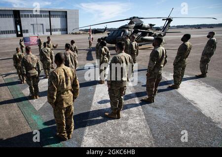 General Joseph Martin, 37. Stellvertretender Stabschef der US-Armee, spricht im März 10 bei einer Wiederzuteilungszeremonie von Soldaten der 3. Infanterie-Division auf dem Hunter Army Airfield, Georgia, mit den Soldaten. Martin besuchte das Team, um von allen Mitarbeitern der 3. ID-Soldaten ein ehrliches Feedback zur Strategie „People First“ einzuholen, um das Vertrauen in geschlossene Teams aus hoch ausgebildeten, disziplinierten und passierten Soldaten zu stärken, die in jeder Umgebung siegen können. Die US-Armee und die Beamten der 3. ID möchten sicherstellen, dass die ersten Instinkte der Soldaten sich gegenseitig versorgen und ihren Führern jegliche Probleme bringen, wissend, dass die Führer das Richtige tun werden Stockfoto