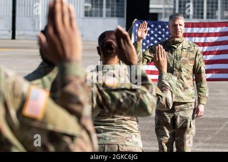 General Joseph Martin, 37. Stellvertretender Stabschef der US-Armee, leitet eine Wiederzuteilungszeremonie von Soldaten der 3. Infanterie-Division, während sie ihre rechten Hände heben und freiwillig ihren Armeedienst auf dem Hunter Army Airfield, Georgia, im März 10, fortsetzen. Martin besuchte das Team, um von allen Mitarbeitern der 3. ID-Soldaten ein ehrliches Feedback zur Strategie „People First“ einzuholen, um das Vertrauen in geschlossene Teams aus hoch ausgebildeten, disziplinierten und passierten Soldaten zu stärken, die in jeder Umgebung siegen können. Die US-Armee und die Beamten der 3. ID wollen sicherstellen, dass die ersten Instinkte der Soldaten sich gegenseitig versorgen und jede iss mitbringen Stockfoto