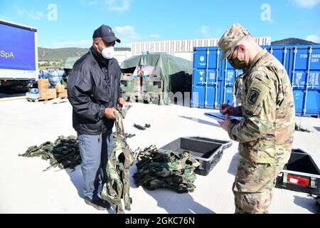 (Links) Mark Dailey, Chief of Deployable Instrumentation System Europe (DISE), Training Support Activity Europe (TSAE) Expeditionary Training Support Division (ETSD), liefert die DISE-Ausrüstung an die US Army PFC. Nathanil Yeager wird der Angriffsgesellschaft, dem 1. Bataillon, dem 503. Infanterie-Regiment, der 173. Luftbrigade, vor der Übung Eagle Pangea im Hauptausbildungsgebiet der italienischen Armee Capo Teulada auf der Insel Sardinien, Italien, zugewiesen 10. März 2021 unter Covid-19-Präventionsbedingungen. Übung Eagle Pangea ist ein 1-503. TRAINING IN Squad Live Fire and Platoon External Evaluation Event. Die 173 Stockfoto